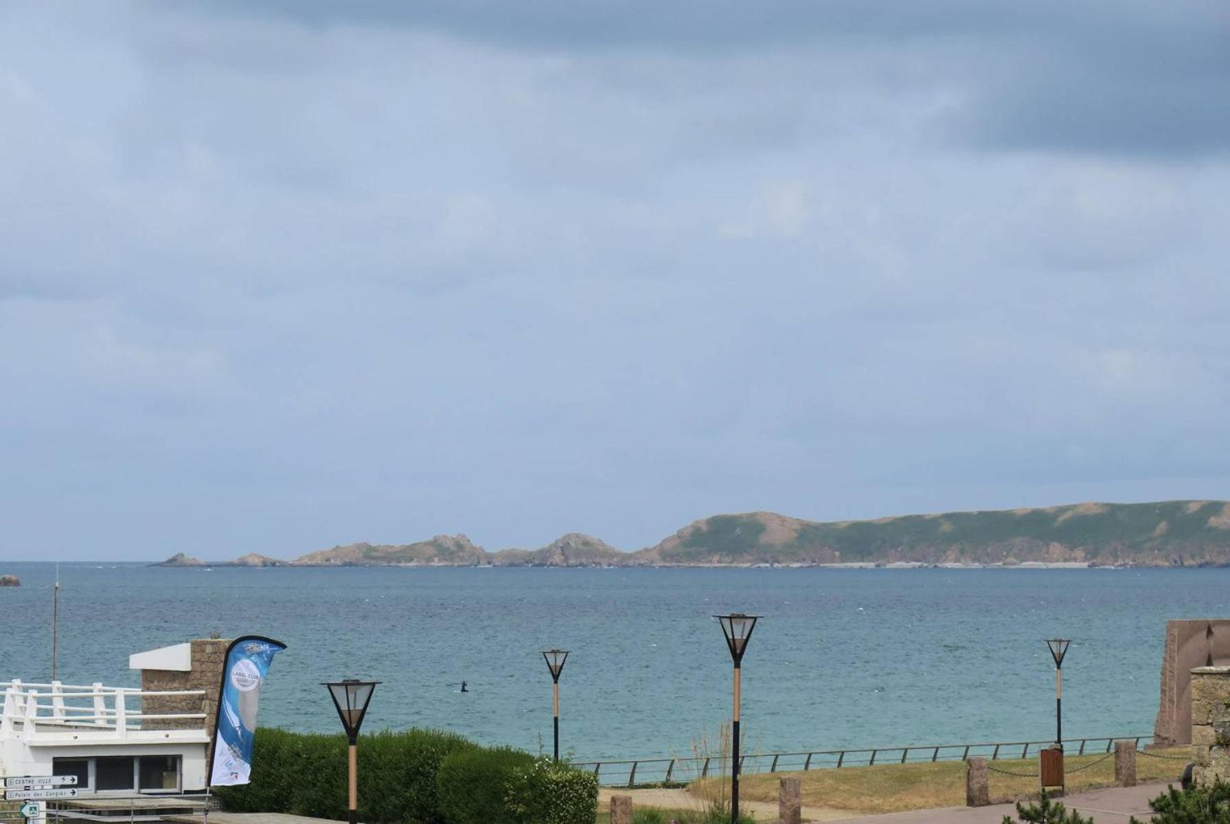 Appartement Vue Sur Mer Avec Terrasse, Plage De Trestraou A Perros-Guirec - Ref 861 Eksteriør bilde